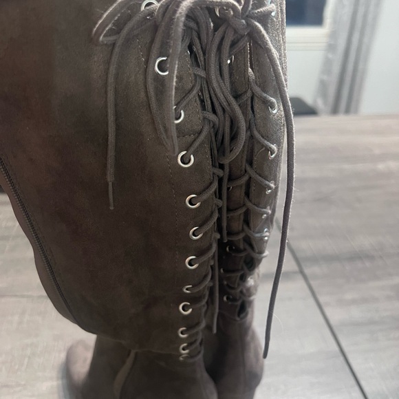 Elegant Gray faux Suede Knee-High Boots - Picture 4 of 5